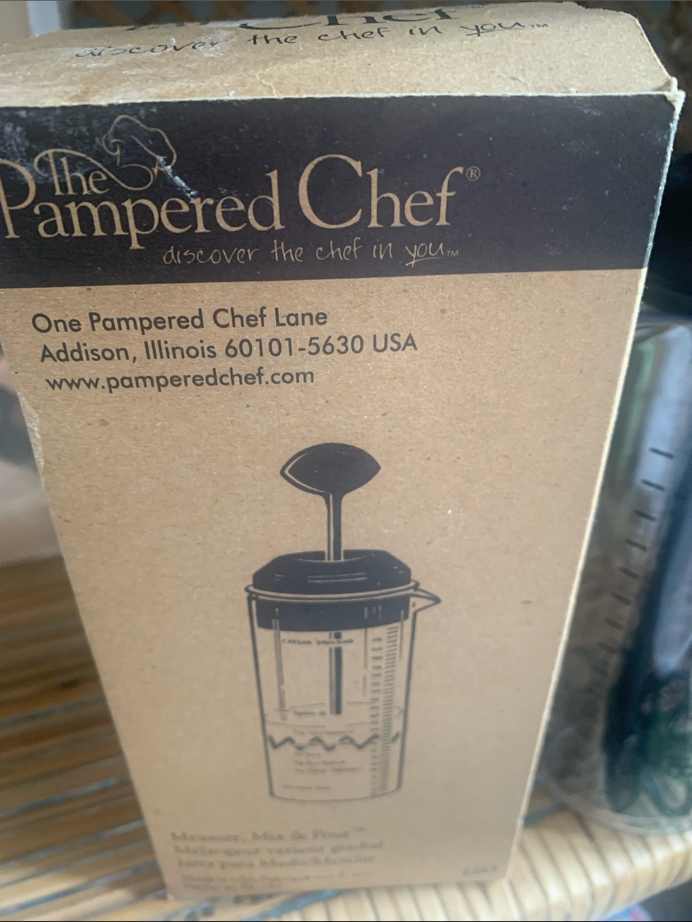 The Pampered Chef Clear Measuring & Mixing Cup with Black Lid